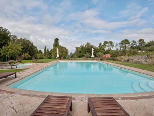 Bazén v ubytovaní Period farmhouse with swimming pool alebo v jeho blízkosti