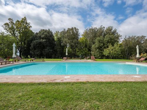 Bazén v ubytovaní Period farmhouse with swimming pool alebo v jeho blízkosti