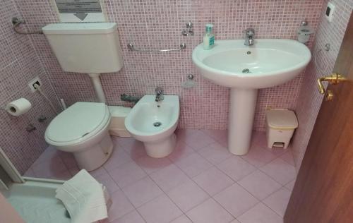 une salle de bain avec toilettes et lavabo dans l'établissement A Casa Di Luca, à Diamante