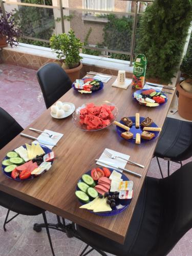 Una mesa de madera con platos de comida encima. en elisa apart 3, en Estambul