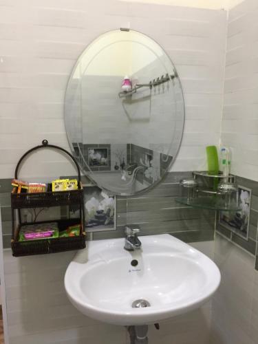 een badkamer met een wastafel en een spiegel bij Khách sạn Ngọc Thương in Quy Nhon