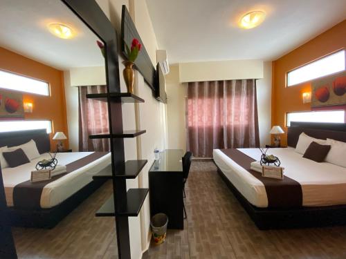 duas camas num quarto de hotel com duas camas em Hotel Taxaha em Candelaria