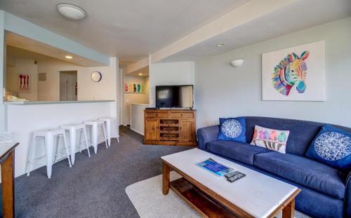 A seating area at Lakefront Apartments,18 LAKE ESPLANADE ROAD