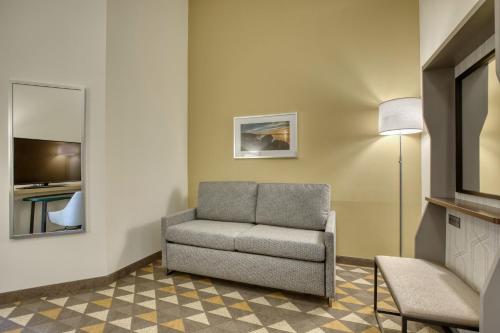 Area soggiorno di Holiday Inn Hotel & Suites Madison West - Middleton by IHG