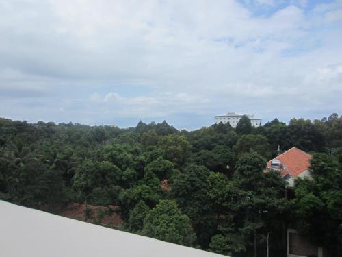 vistas a un bosque de árboles desde un edificio en Gia Thanh Phu Quoc Guest House, en Phu Quoc
