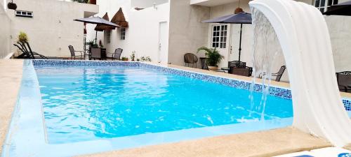 una piscina con fontana in un edificio di Casa Chujuk by Spirit Group a Isola Holbox