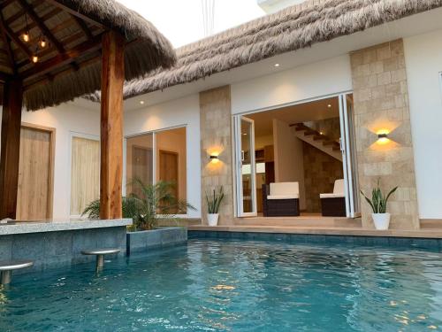 Piscina de la sau aproape de Villa Gloria