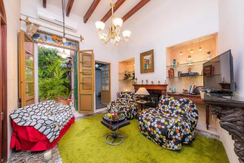 a living room with couches and a chandelier at Bon Son Fiol in Felanitx