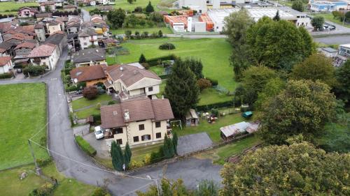 une vue aérienne d'une maison dans une banlieue dans l'établissement Al Carotin, à Mantello