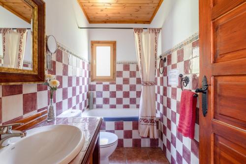 Sayalonga的住宿－Casa las Olivas，浴室配有盥洗盆、卫生间和浴缸。