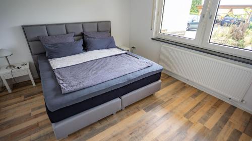 מיטה או מיטות בחדר ב-Ferienwohnung Frank am Sorpesee