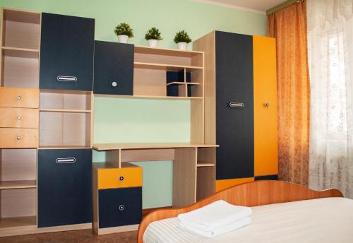 ステルリタマクにあるApartment "Kvartirniy Vopros" on Stroiteley 8のベッドルーム1室(ベッド1台、棚、キャビネット付)