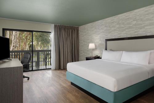 Pokój hotelowy z łóżkiem i balkonem w obiekcie Carlsbad by the Sea Hotel w mieście Carlsbad