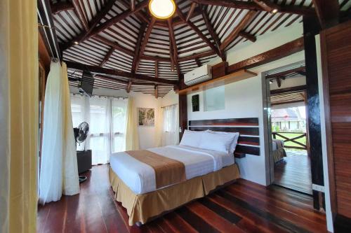 Caluwayan的住宿－Caluwayan Palm Island Resort & Restaurant，一间卧室,卧室内配有一张大床