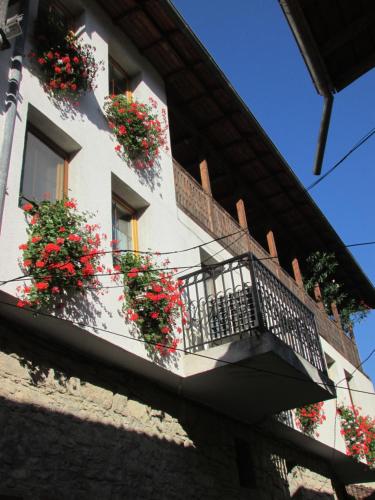 Balcony o terrace sa Home with the veranda (B&B) free parking