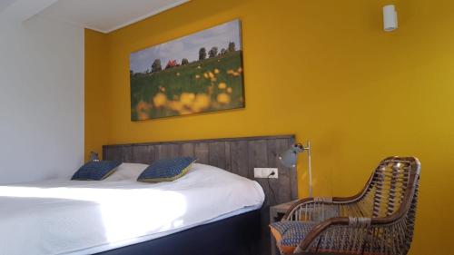 Een bed of bedden in een kamer bij HOTEL2Heerenveen