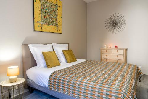 ein Schlafzimmer mit einem Bett mit einer bunten Decke in der Unterkunft Monkey 2 SALLES BAIN et 1 WC hypercentre 6 pers in Épernay