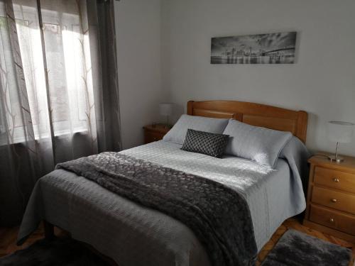 a bedroom with a bed and a window at Casa da Ti Emília in Cardigos