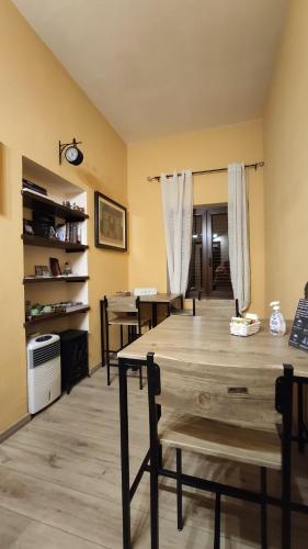 a room with a table and chairs in a room at Artista B&B in Càbras