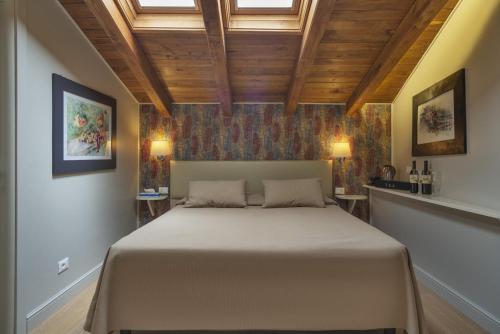 1 dormitorio con 1 cama grande en una habitación en Etruria Relais and Wine, en Roma