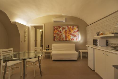 a kitchen with a glass table and a white chair at Etruria Relais and Wine in Rome