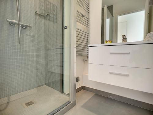 une salle de bain avec une douche en verre et un lavabo dans l'établissement Nestor&Jeeves - SWEETHEART - Hyper center - Close sea and Old Town, à Nice