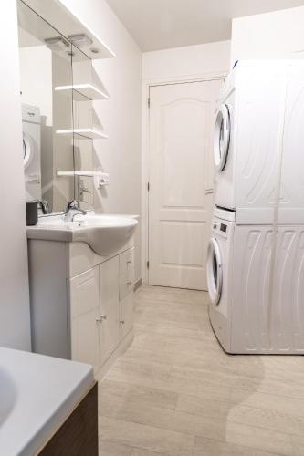 - une buanderie blanche avec lave-linge et sèche-linge dans l'établissement Champenois GARAGE PRIVATIF hypercentre 6 pers, à Épernay