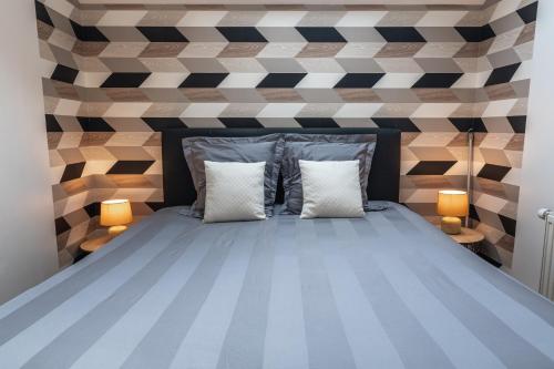 une chambre avec un lit avec deux oreillers dans l'établissement Champenois GARAGE PRIVATIF hypercentre 6 pers, à Épernay