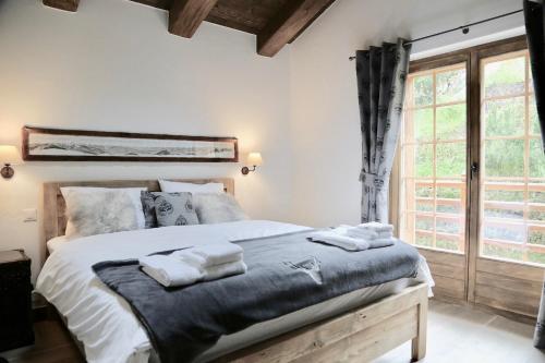 um quarto com uma cama grande e toalhas em Chalet Skyfall by Mrs Miggins em Grimentz