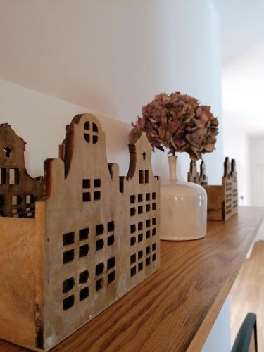 a table with a castle cut out of wood at Strohböhn in Oldendorf