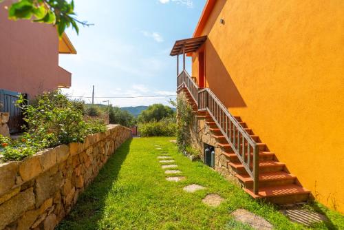 a stairway next to a building with a wall at Conchiglia Verde in Barrabisa