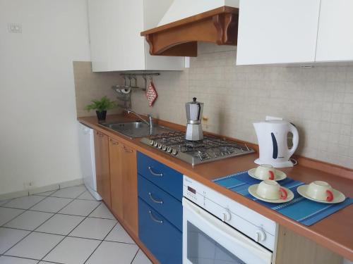 a kitchen with a counter top with a blender on it at Bnbook Villa Biancospino in Travedona