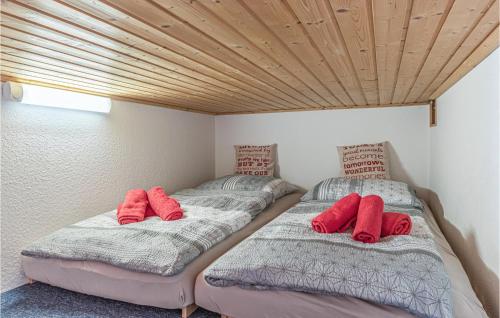 2 Betten in einem Zimmer mit Holzdecke in der Unterkunft 2 Bedroom Stunning Apartment In Trennewurth in Trennewurth