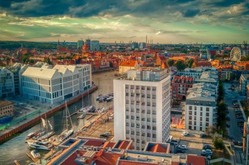 een luchtzicht op een stad met gebouwen bij Hotel Marina Club Old Town View in Gdańsk
