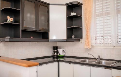 Køkken eller tekøkken på Apartments Stanicic Kampor