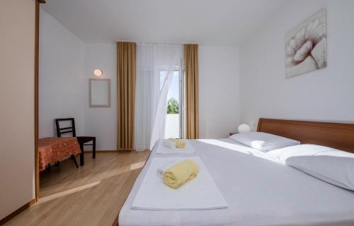 Posteľ alebo postele v izbe v ubytovaní Apartments Stanicic Kampor