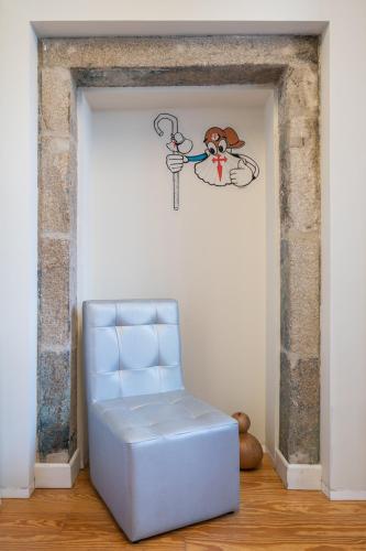 a room with a door with a dog holding a key at Albergue The Last Stamp in Santiago de Compostela