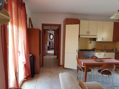 eine Küche mit einem Tisch und Stühlen sowie ein Esszimmer in der Unterkunft Sea House Rimini Fiera in Rimini