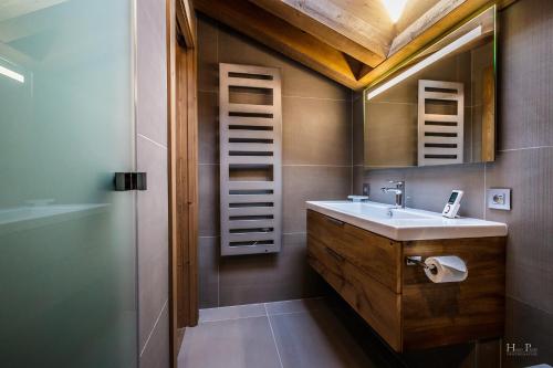 een badkamer met een wastafel en een spiegel bij Le Moulin duplex sous les toits à la Princesse Demi-Quartier in Demi-Quartier