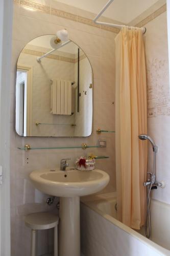 W łazience znajduje się umywalka, lustro i prysznic. w obiekcie B&B Rosy Gallo w mieście Castelsaraceno