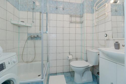 y baño con aseo, lavabo y ducha. en ShortStayPoland Klonowa (B29), en Varsovia