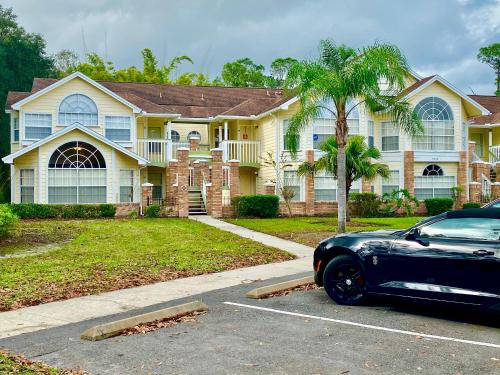 une voiture noire garée devant une maison dans l'établissement Grand Luxury 3BR Condo Apartment near Universal Studios, à Kissimmee