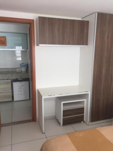 a kitchen with a white desk in a room at Melhor ponto turístico de Jampa Ap 119 in João Pessoa