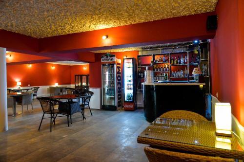 The lounge or bar area at Sanapiro Hotel