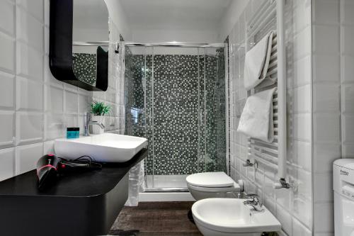 y baño con lavabo, aseo y ducha. en Biennale superior suite, en Venecia