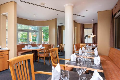 a dining room with a table and chairs at Seminaris SeeHotel Potsdam in Potsdam