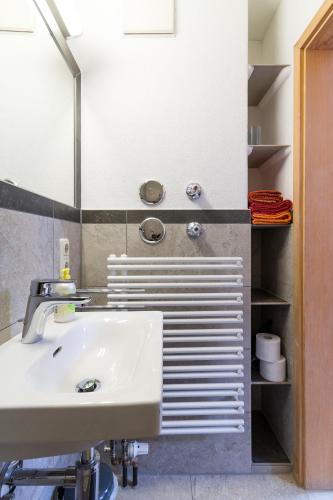 a bathroom with a sink and a mirror at Hafnerhof in Einöden