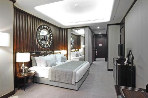 Standard King Room with Club Lounge Access - High Floor