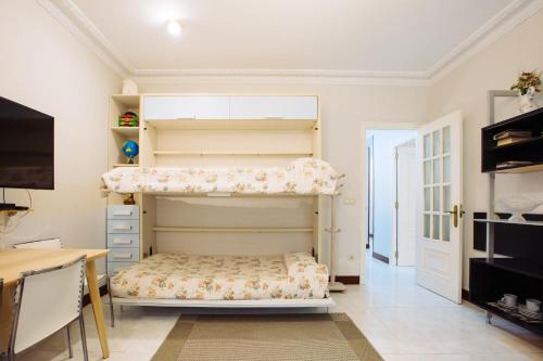 1 Schlafzimmer mit 2 Etagenbetten in einem Zimmer in der Unterkunft APARTAMENTO CENTRICO JUNTO ESTACION TREN Y AUTOBUS in San Sebastián