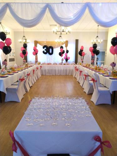 a set of tables with wine glasses and balloons at Tom&Tom in Białogard